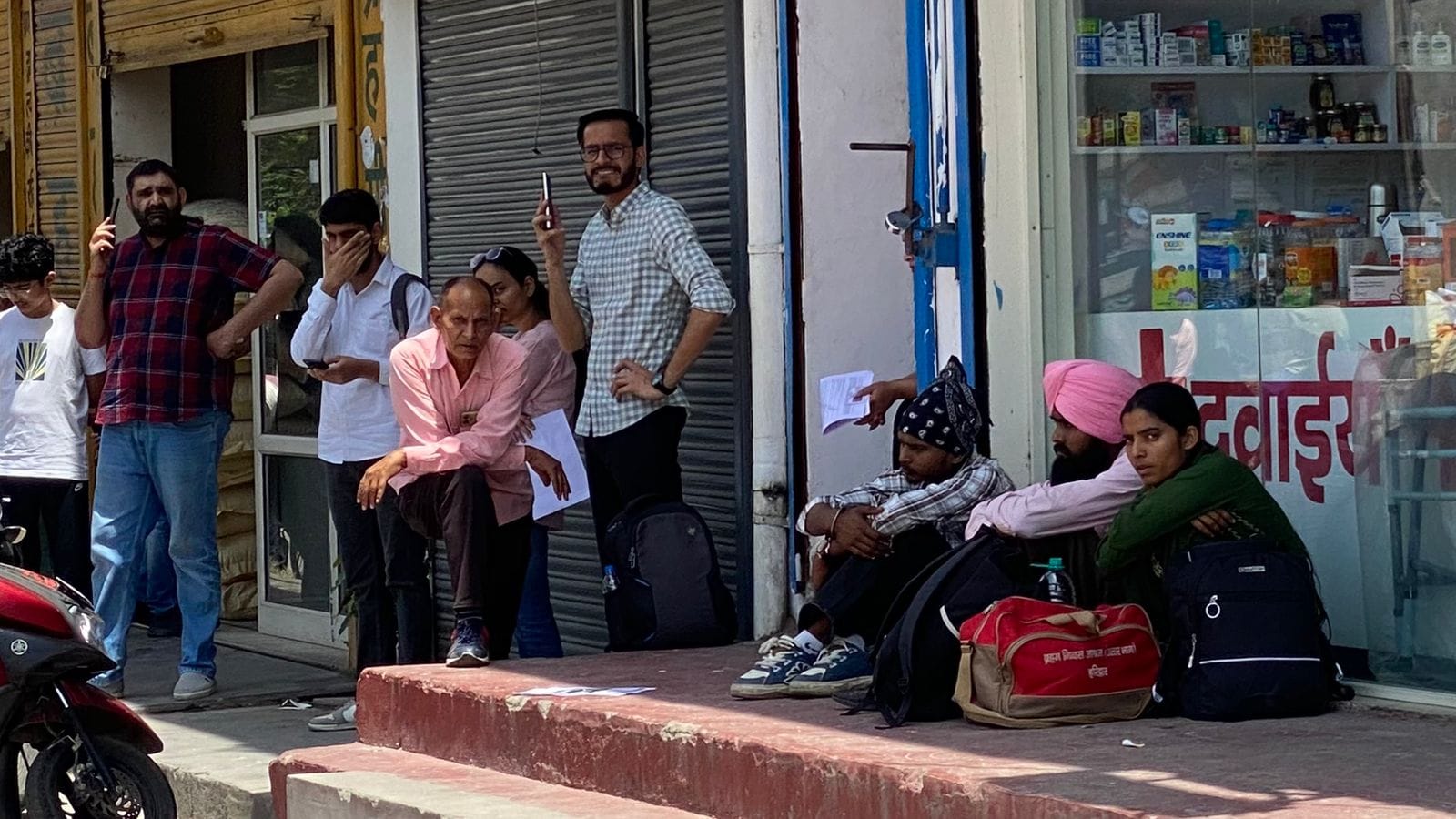 कुरुक्षेत्र। परीक्षा देकर केंद्र से बाहर आते हुए अभ्यर्थी। संवाद कुरुक्षेत्र। परीक्षा देकर केंद्र से बाहर आते हुए अभ्यर्थी। संवाद