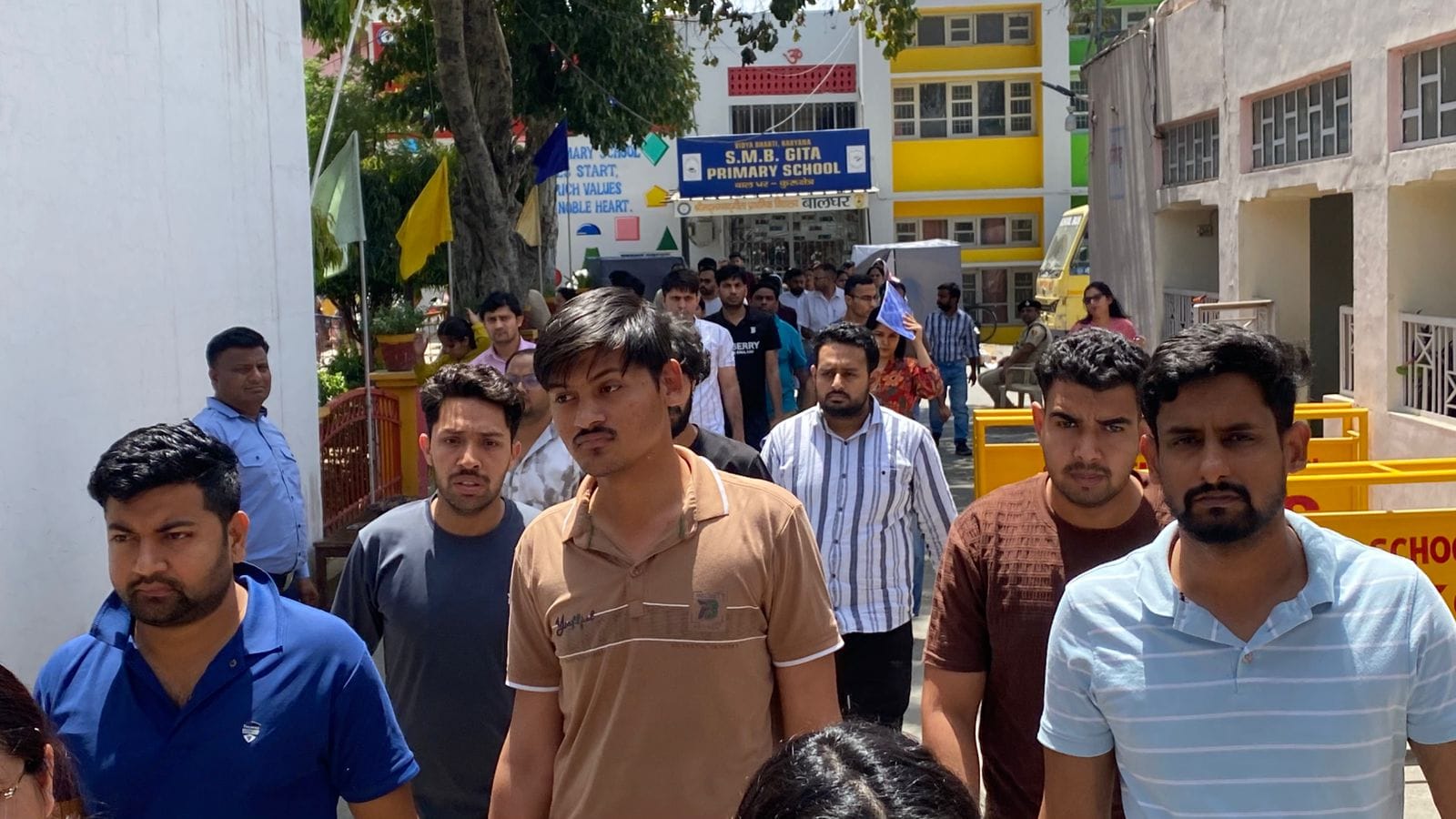 कुरुक्षेत्र। परीक्षा देकर केंद्र से बाहर आते हुए अभ्यर्थी। संवाद कुरुक्षेत्र। परीक्षा देकर केंद्र से बाहर आते हुए अभ्यर्थी। संवाद