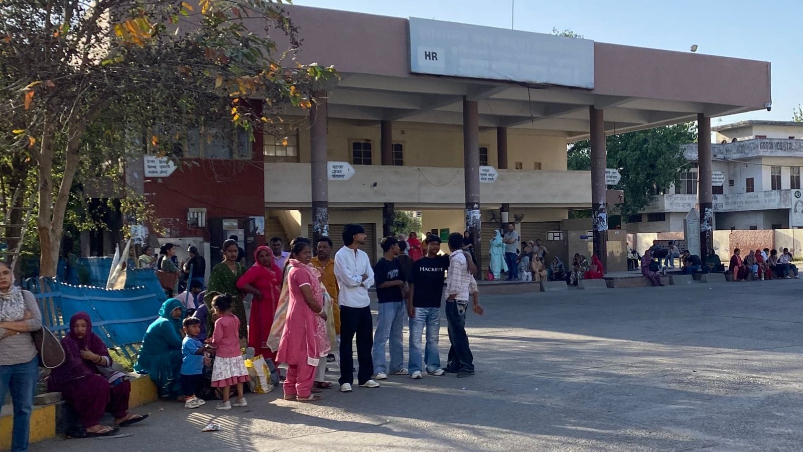 कुरुक्षेत्र। पुराने अड्डे पर बस के इंतजार में खड़े यात्री। संवाद कुरुक्षेत्र। पुराने अड्डे पर बस के इंतजार में खड़े यात्री। संवाद