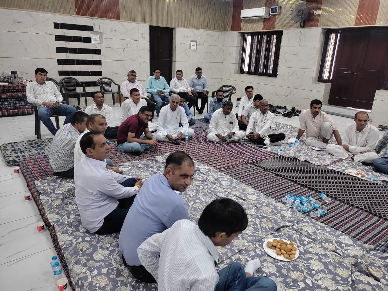 कुरुक्षेत्र। राष्ट्रीय सम्मेलन की तैयारियों पर चर्चा करते शिक्षक। स्वयं कुरुक्षेत्र। राष्ट्रीय सम्मेलन की तैयारियों पर चर्चा करते शिक्षक। स्वयं