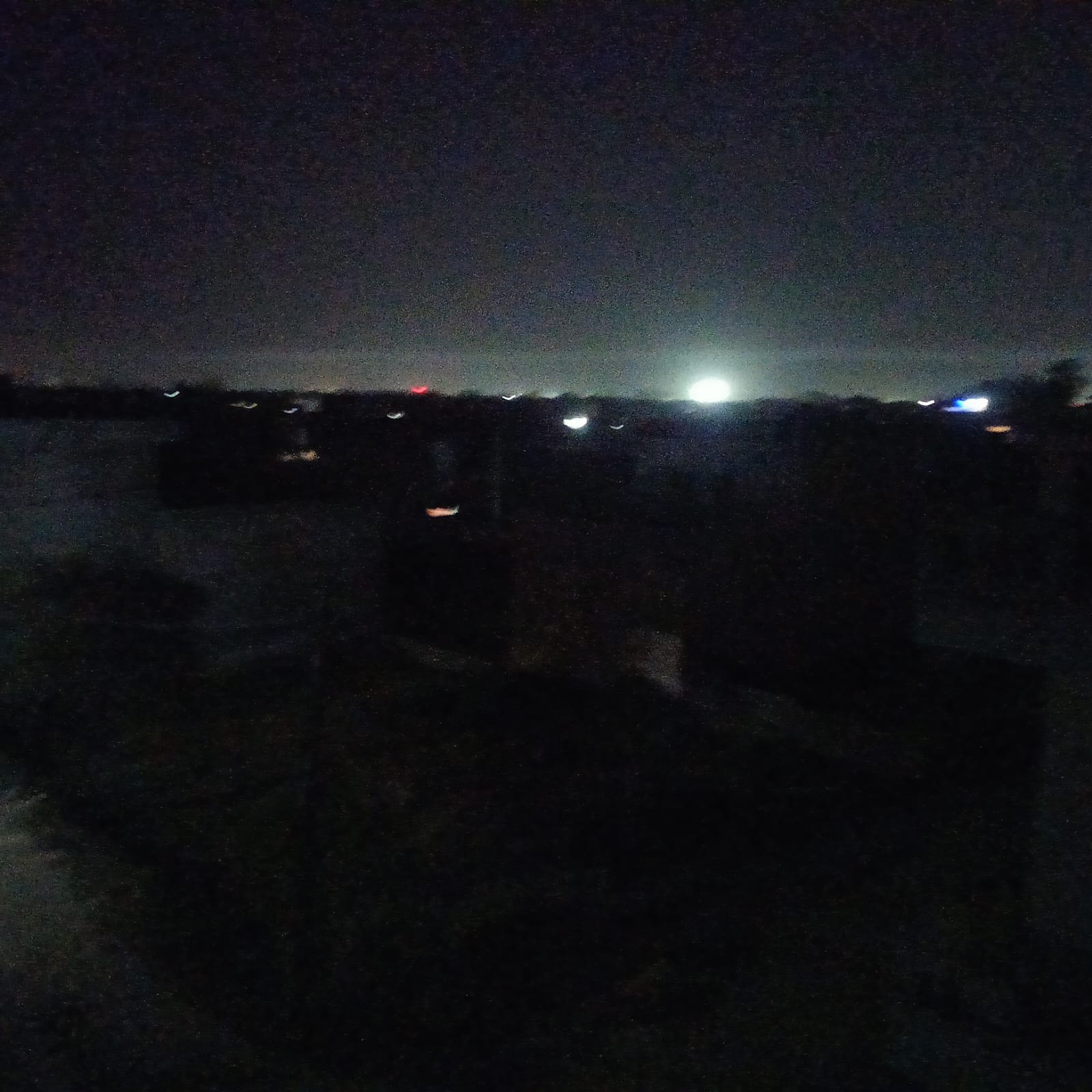 कैथल करनाल रोड पर बिजली की नई लाइन डालते कर्मचारी।