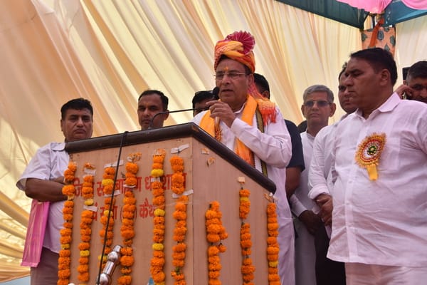 कैथल में ब्राह्मण धर्मशाला में मौजूद लोगों को संबोधित करते मंत्री डॉ़ अरविंद शर्मा।