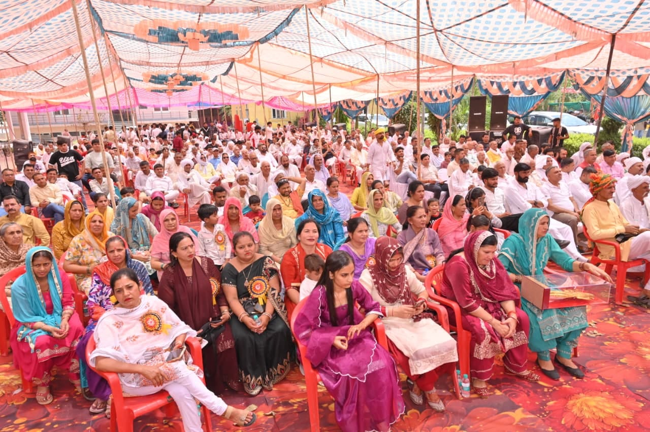 कैथल में ब्राह्मण धर्मशाला में मौजूद लोगों को संबोधित करते मंत्री डॉ़ अरविंद शर्मा।