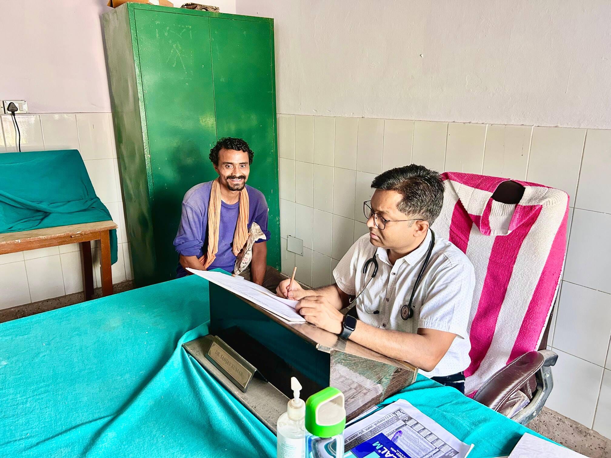 लक्ष्मीगंज न्यू पीएचसी पर मरीजोें को इलाज करते चिकित्साप्रभारी डाॅ. संतोष कुमार नायक।संवाद