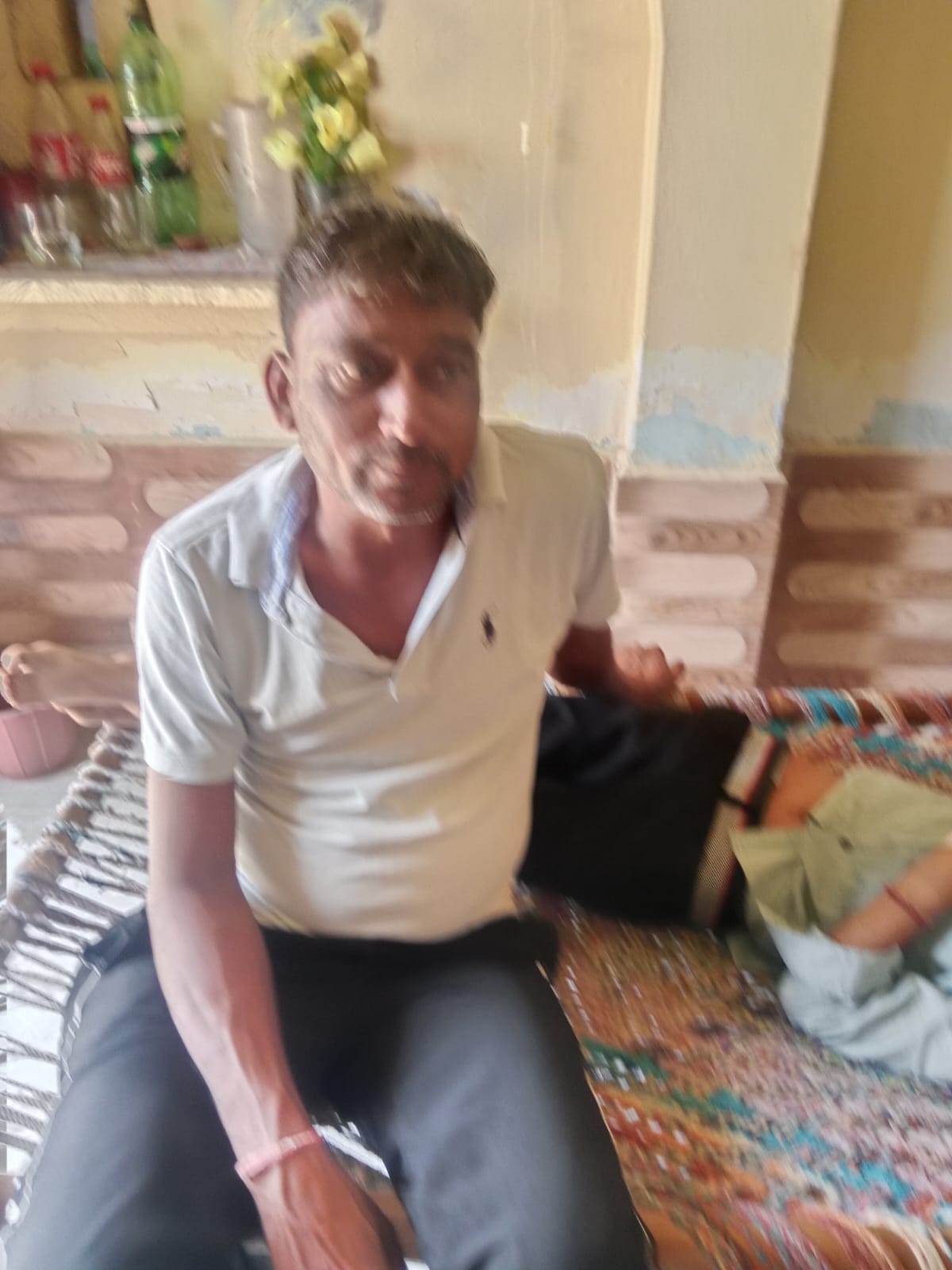 मुंह पर बंदर के काटने के निशान दिखातीं भगवती देवी। संवाद
