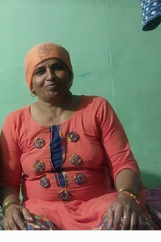 मुंह पर बंदर के काटने के निशान दिखातीं भगवती देवी। संवाद
