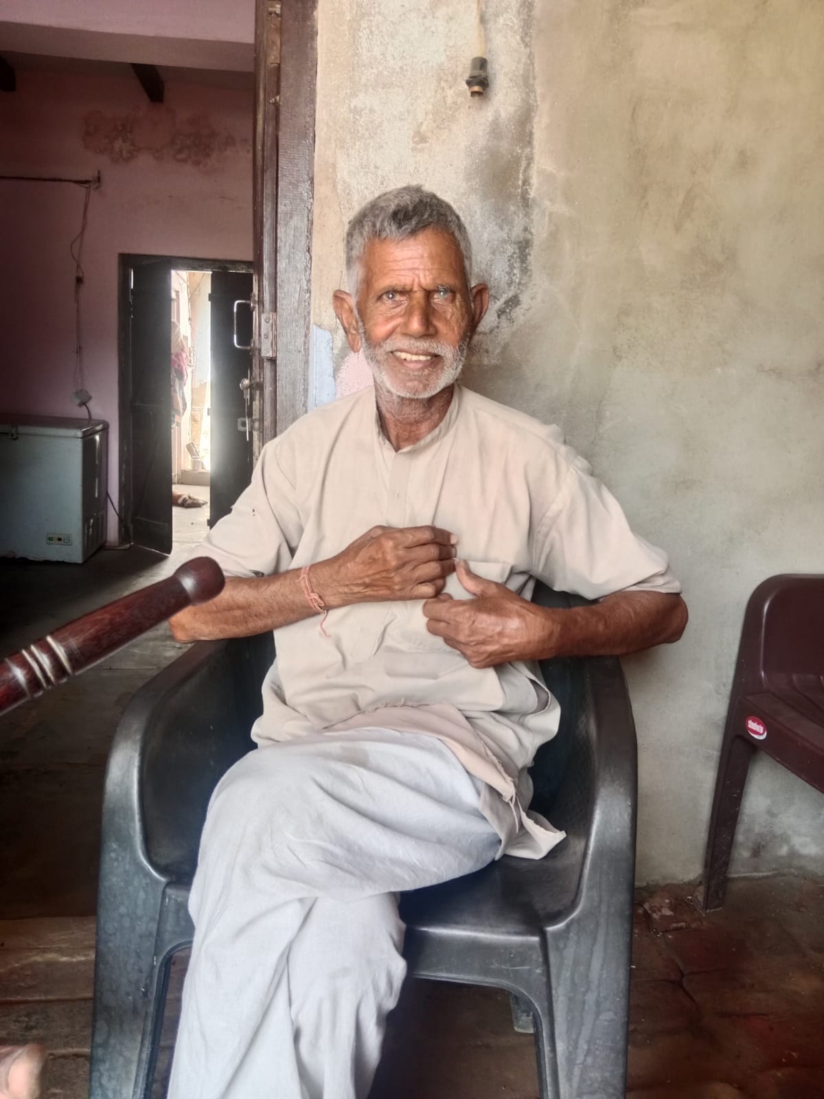 मुंह पर बंदर के काटने के निशान दिखातीं भगवती देवी। संवाद