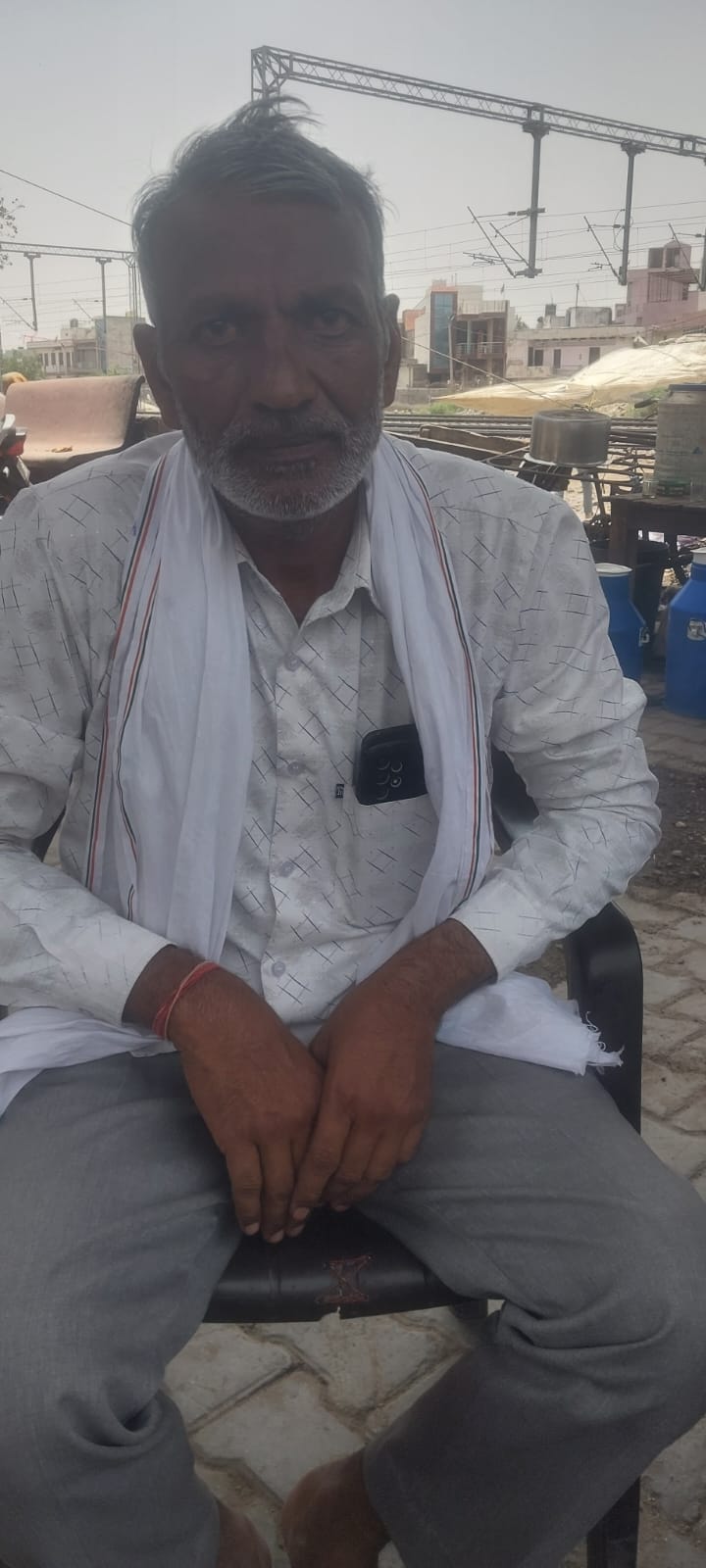 मुंह पर बंदर के काटने के निशान दिखातीं भगवती देवी। संवाद