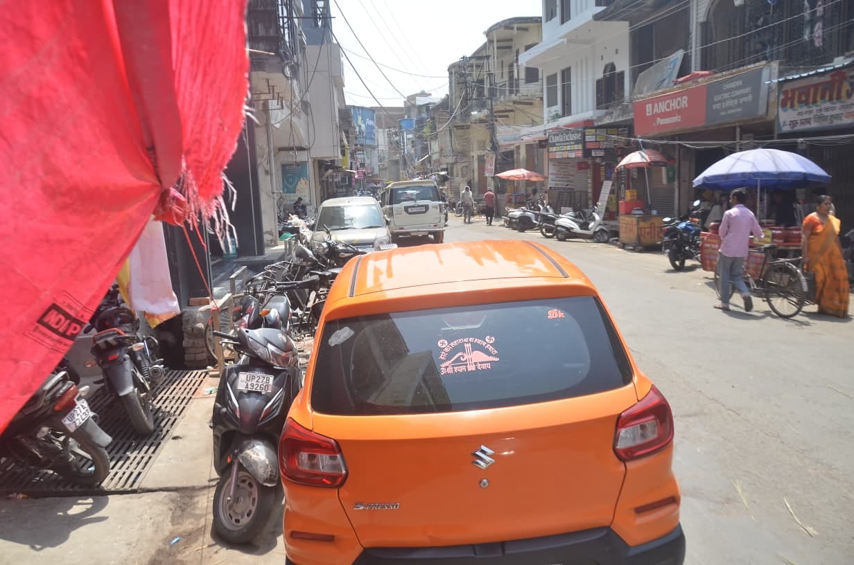 मशीनरी मार्केट में स्टेट बैंक के सामने सड़क किनारे खड़े वाहन। संवाद