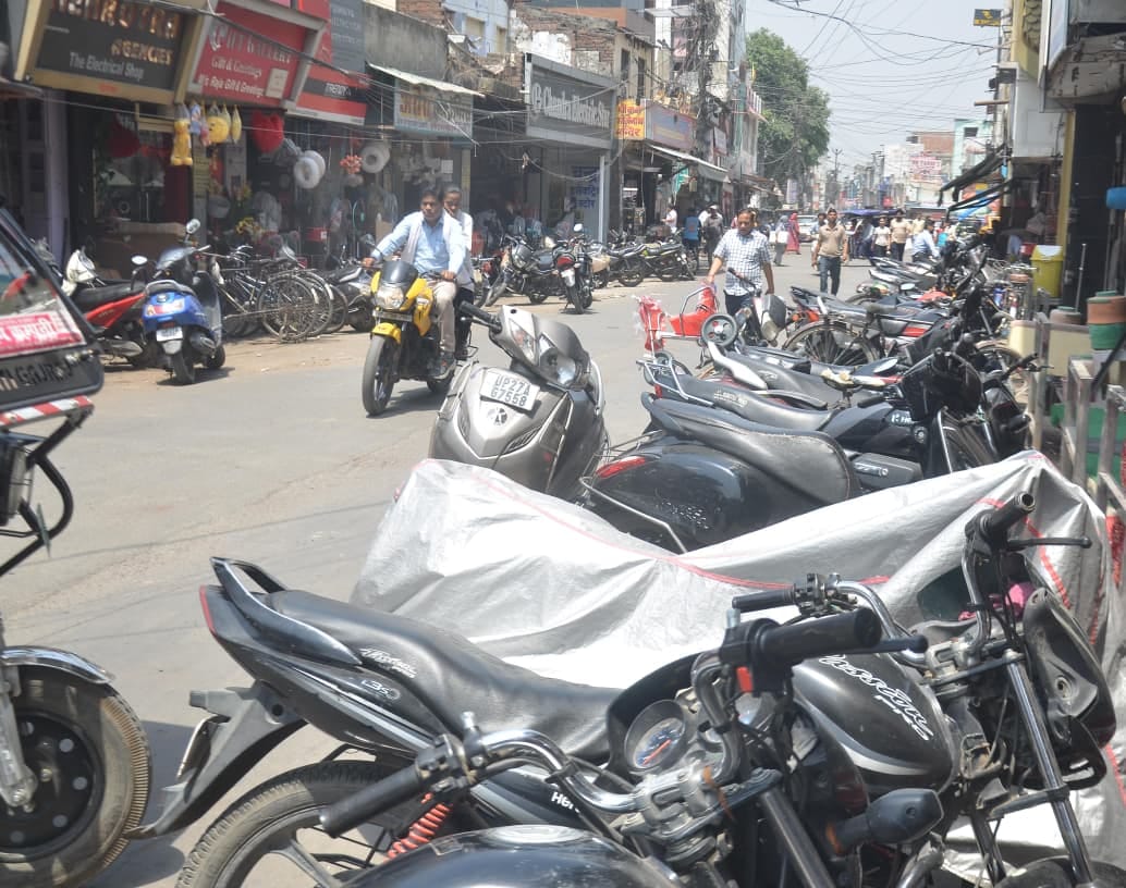 मशीनरी मार्केट में स्टेट बैंक के सामने सड़क किनारे खड़े वाहन। संवाद