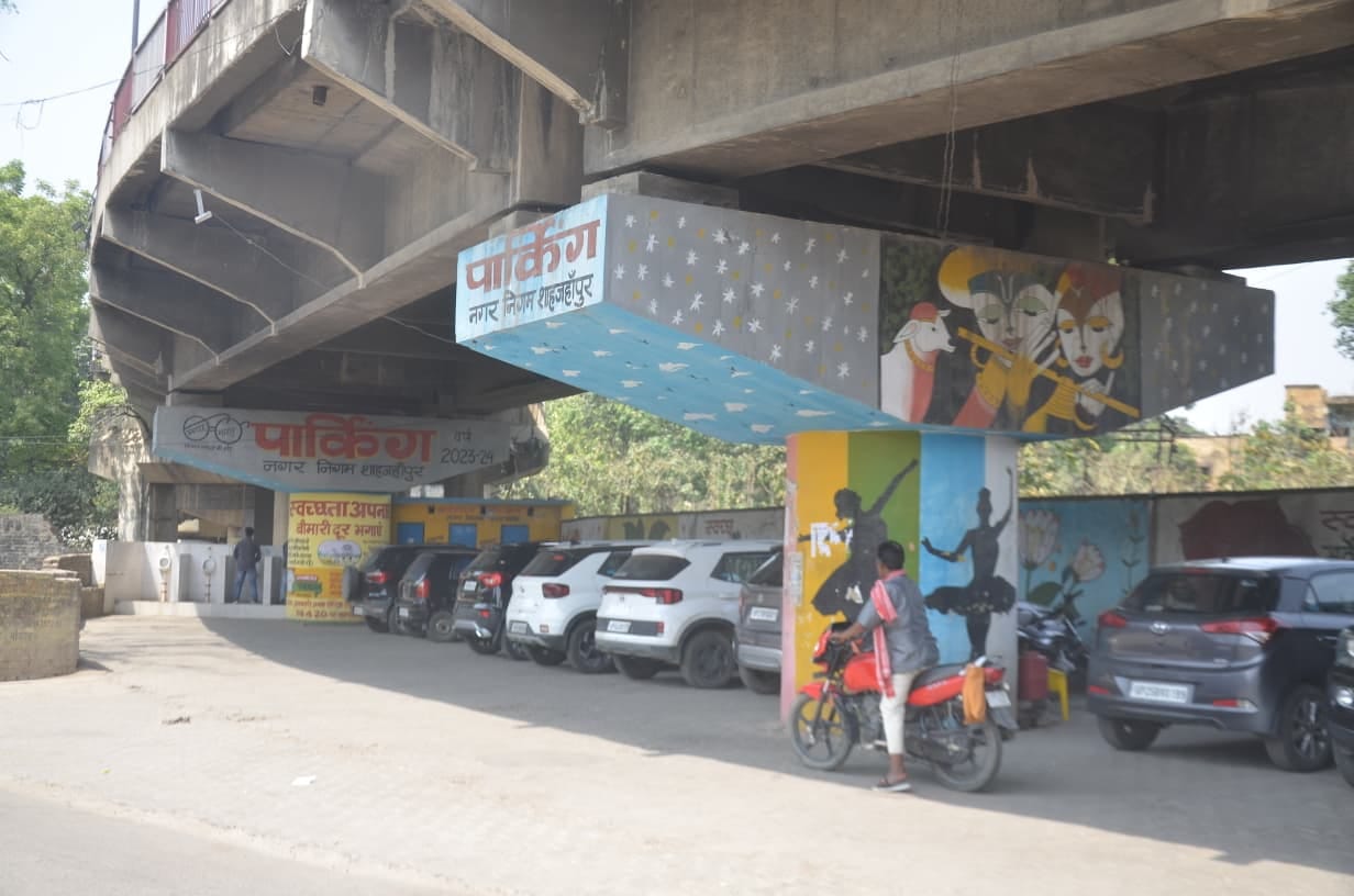 मशीनरी मार्केट में स्टेट बैंक के सामने सड़क किनारे खड़े वाहन। संवाद