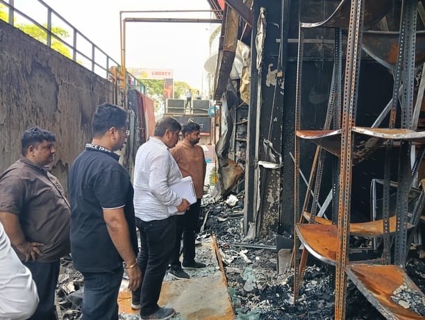 मित्तल मॉल में लगी आग से हुआ नुकसान। संवाद मित्तल मॉल में लगी आग से हुआ नुकसान। संवाद
