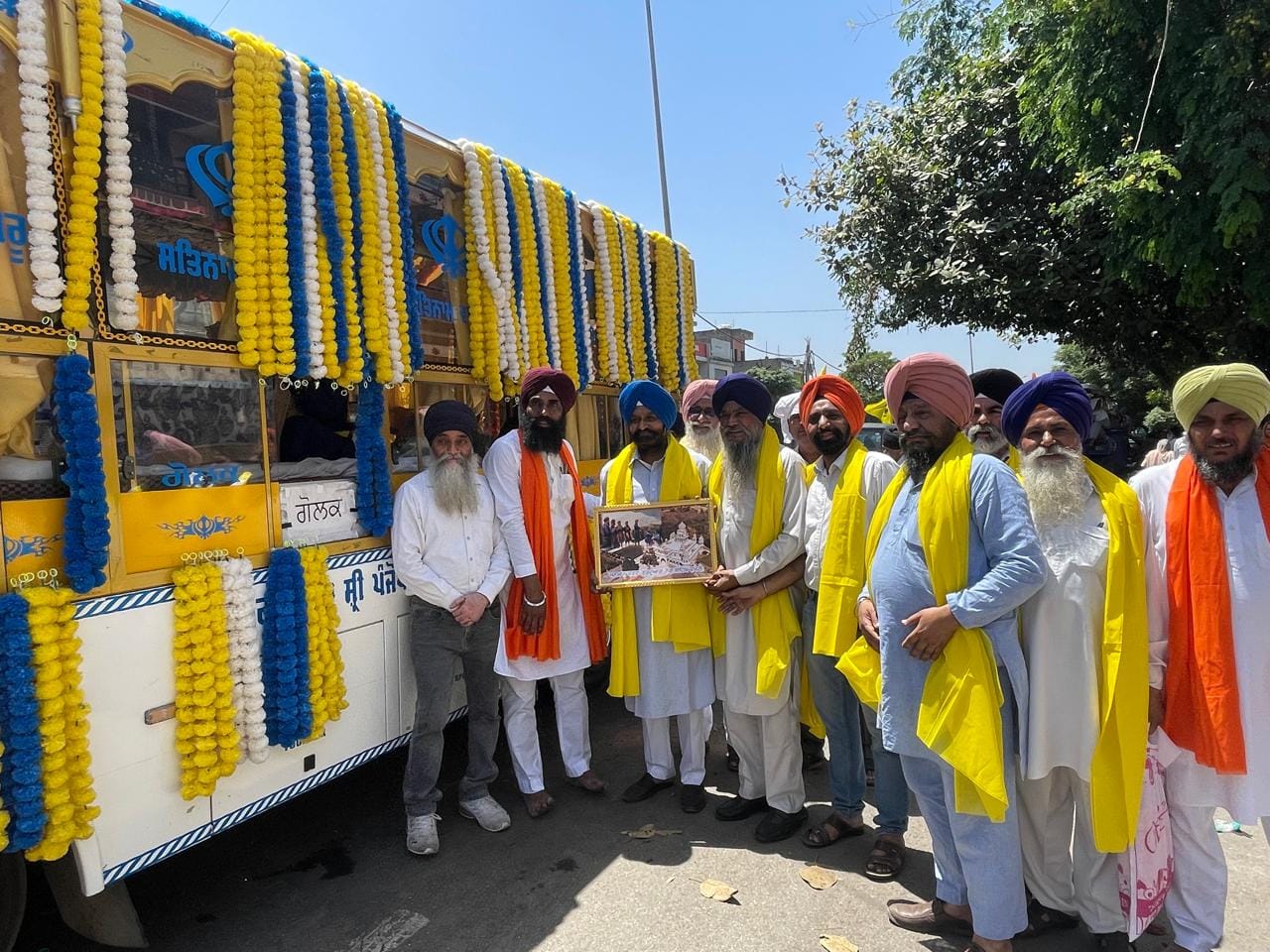 नारायणगढ़ से निकले नगर कीर्तन के दौरान वाहन पर मौजूद पांच प्यारे। प्रवक्ता