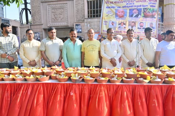 पिहोवा चौक पर आयोजित कार्यक्रम के दौरान मौजूद संस्था के सदस्य। विज्ञप्ति