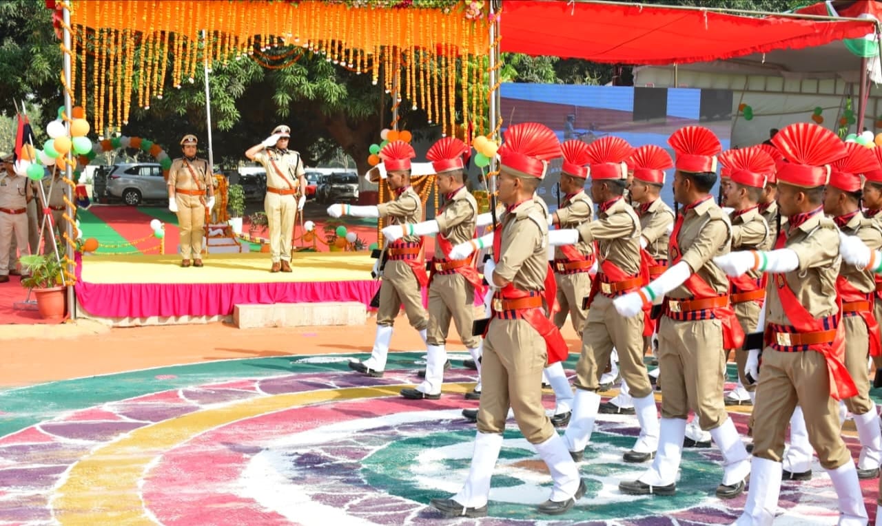 पुलिस लाइंस मैदान में पासिंग आउट परेड के दौरान निरीक्षण करते आईजी किरन एस व एसपी डॉ. ख्याति गर् पुलिस लाइंस मैदान में पासिंग आउट परेड के दौरान निरीक्षण करते आईजी किरन एस व एसपी डॉ. ख्याति गर्