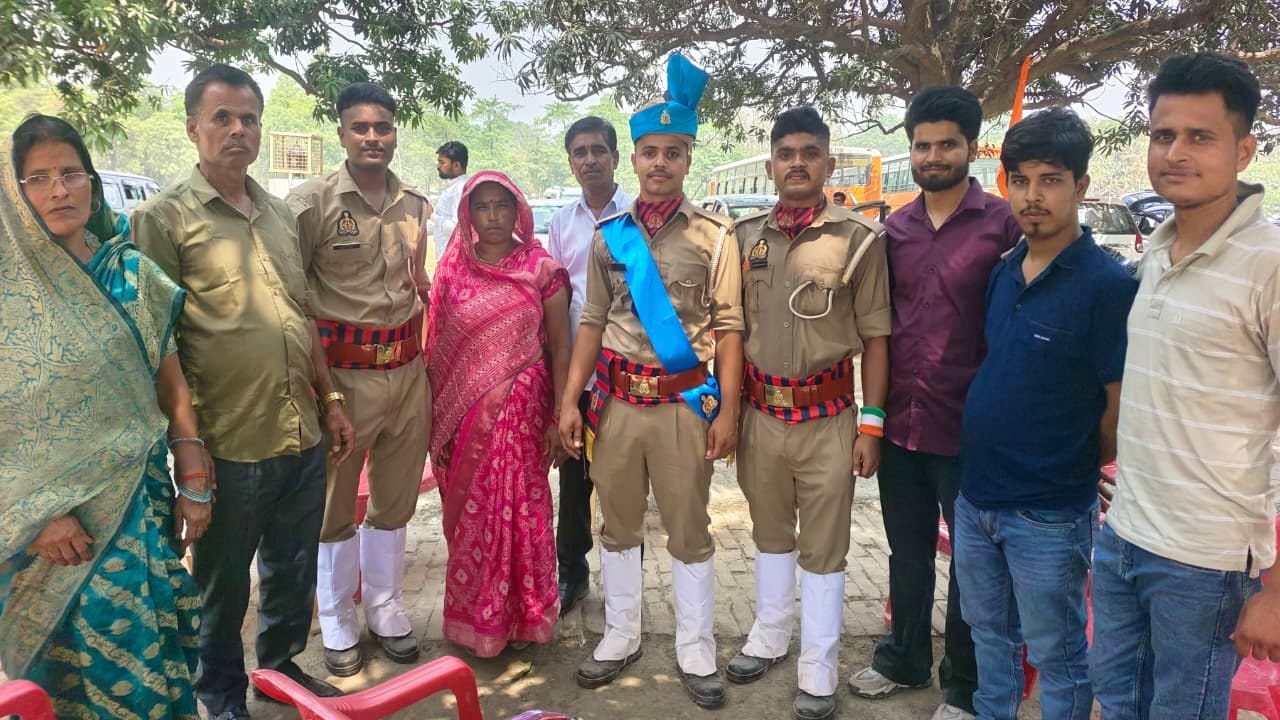 पुलिस लाइंस मैदान में पासिंग आउट परेड के दौरान निरीक्षण करते आईजी किरन एस व एसपी डॉ. ख्याति गर् पुलिस लाइंस मैदान में पासिंग आउट परेड के दौरान निरीक्षण करते आईजी किरन एस व एसपी डॉ. ख्याति गर्