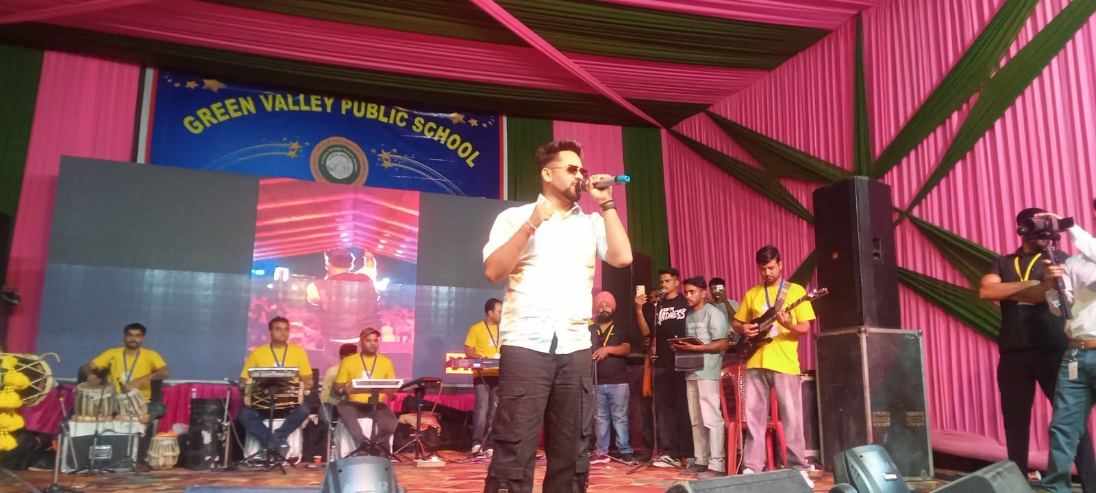 प्रसिद्ध लोक गायिका कुसुम जस्सी मेवा उत्सव में अपनी सुंदर प्रस्तुति देते हुए। संवाद प्रसिद्ध लोक गायिका कुसुम जस्सी मेवा उत्सव में अपनी सुंदर प्रस्तुति देते हुए। संवाद