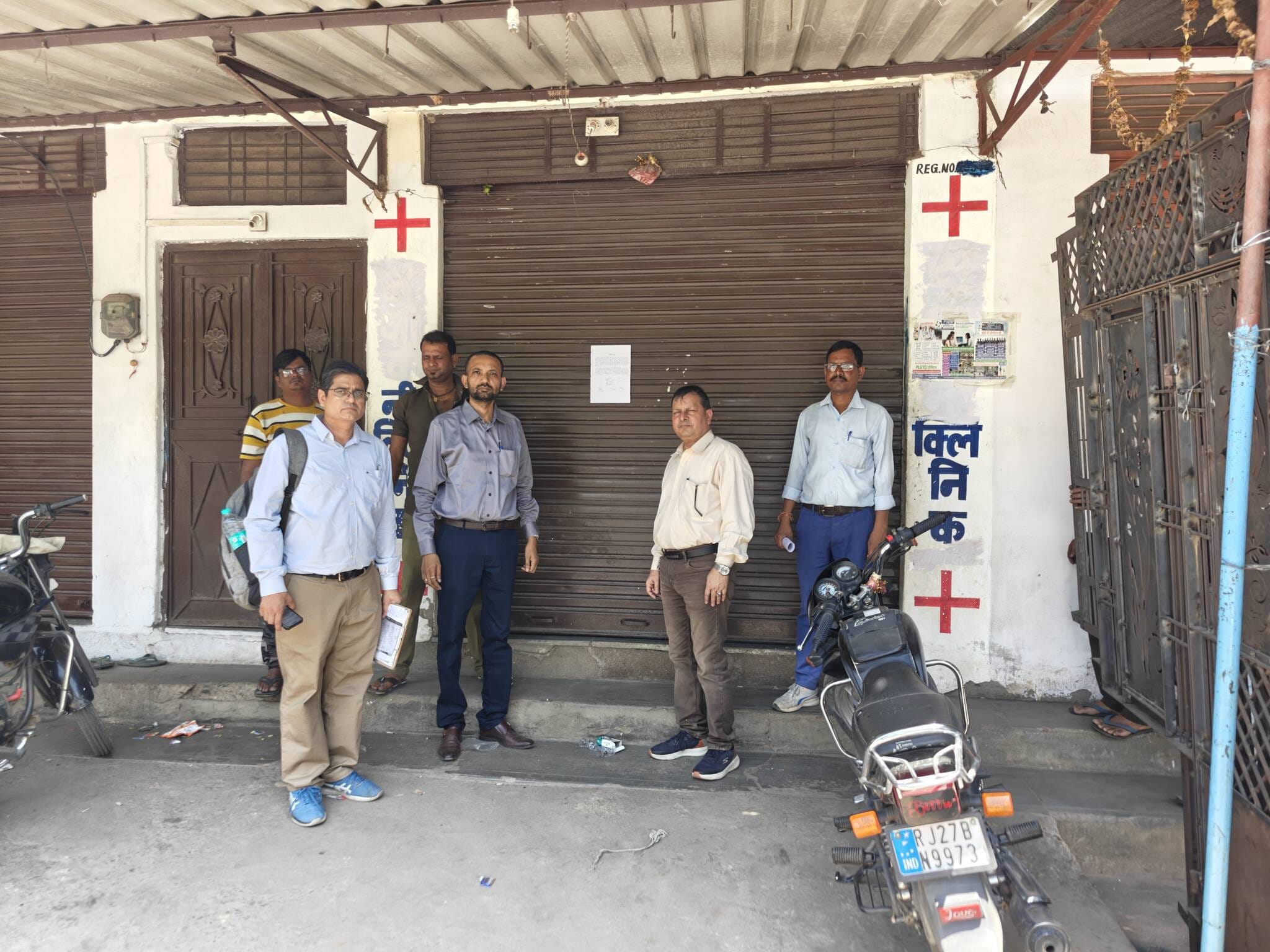 प्रशासन की तरफ से छापेमारी कार्रवाई