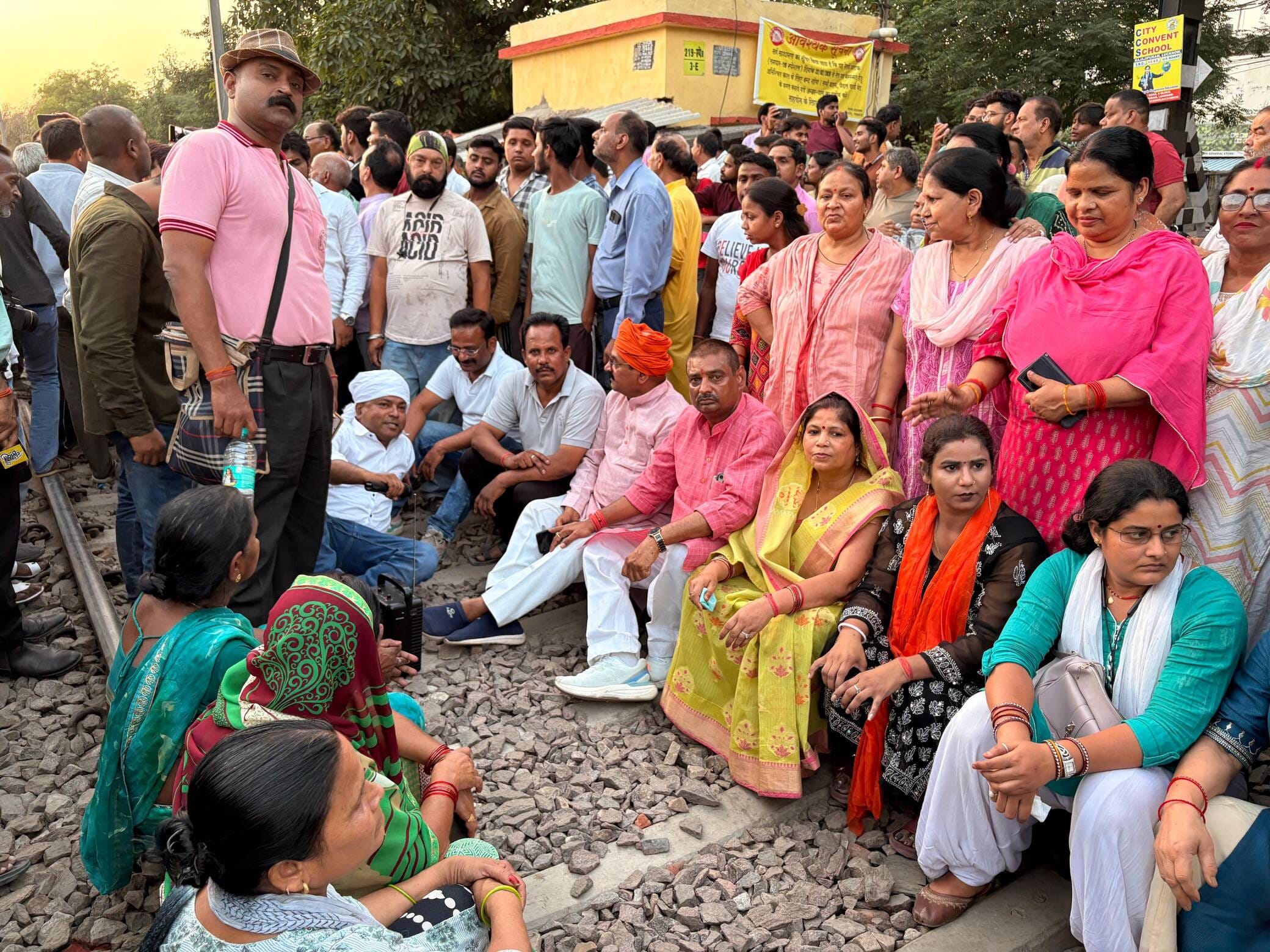 प्रदर्शन करते स्थानीय लोग।