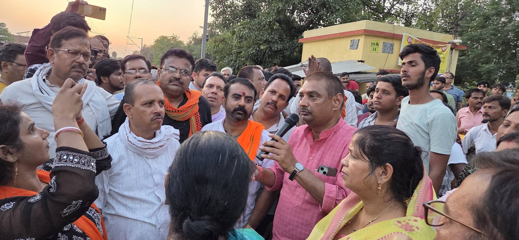 प्रदर्शन करते स्थानीय लोग।