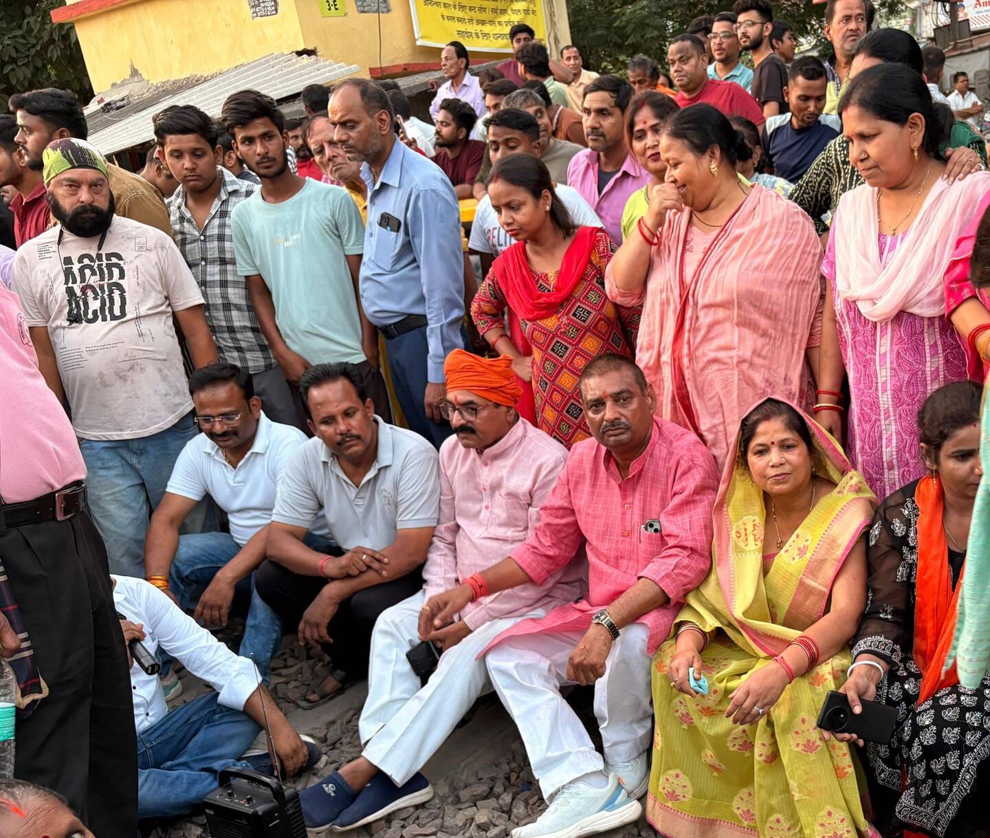 प्रदर्शन करते स्थानीय लोग।