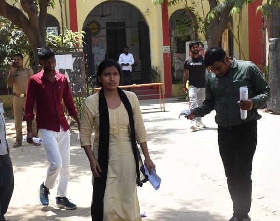 राजकीय कन्या इंटर कॉलेज से होमगार्ड भर्ती परीक्षा देकर निकलते हुए अभ्यर्थी। 