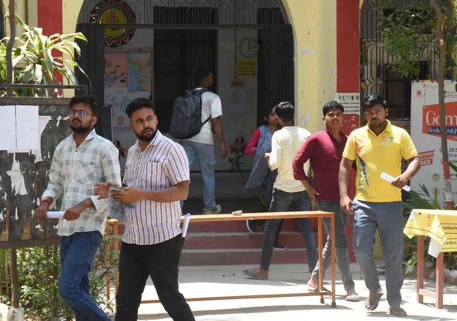 राजकीय कन्या इंटर कॉलेज से होमगार्ड भर्ती परीक्षा देकर निकलते हुए अभ्यर्थी। 
