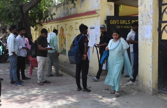 राजकीय कन्या इंटर कॉलेज से होमगार्ड भर्ती परीक्षा देकर निकलते हुए अभ्यर्थी। 