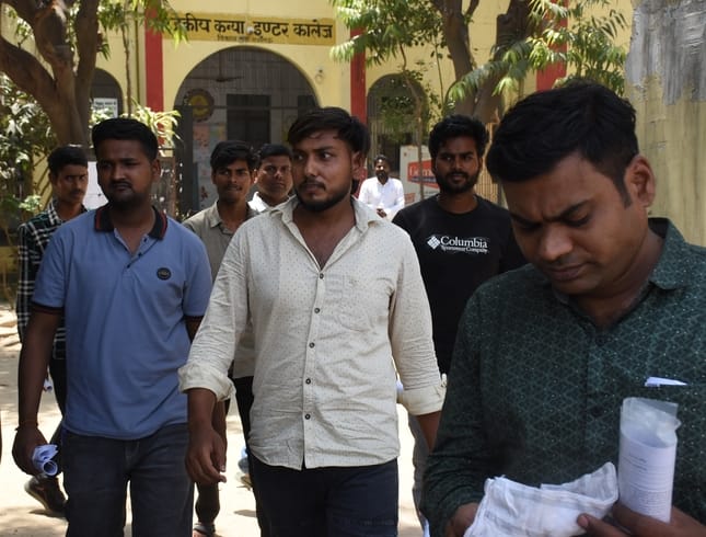 राजकीय कन्या इंटर कॉलेज से होमगार्ड भर्ती परीक्षा देकर निकलते हुए अभ्यर्थी। 