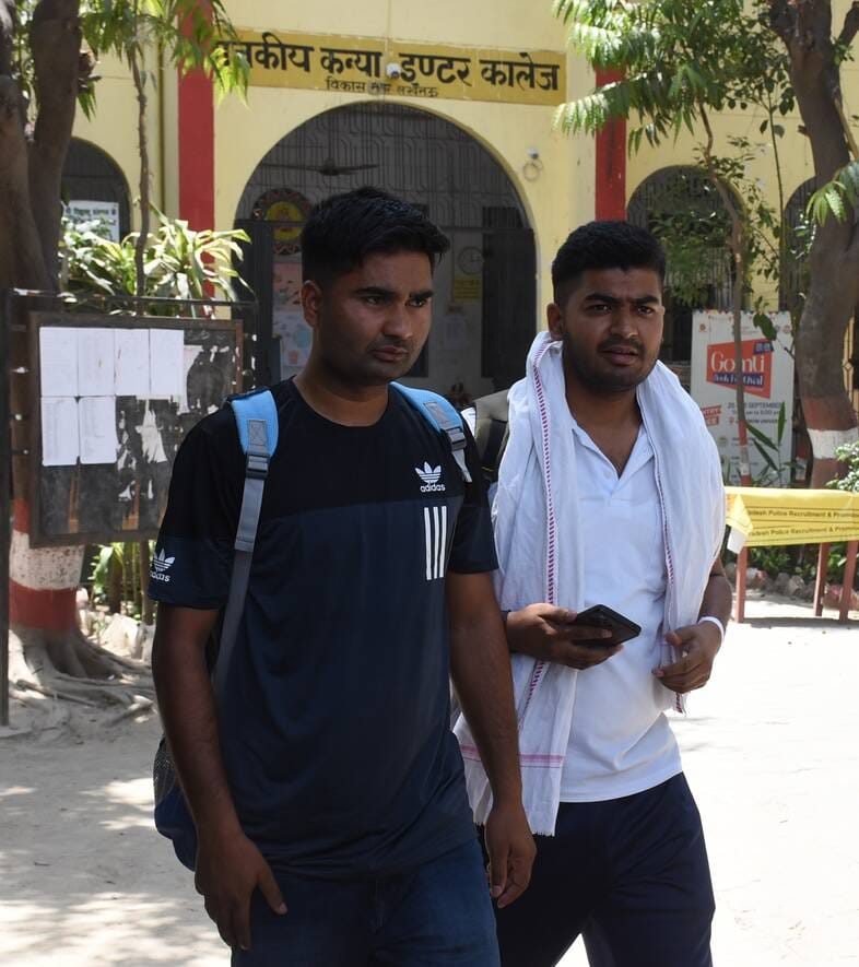 राजकीय कन्या इंटर कॉलेज से होमगार्ड भर्ती परीक्षा देकर निकलते हुए अभ्यर्थी। 