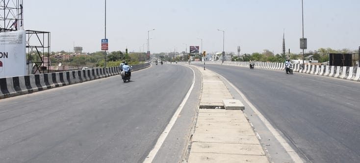 रविवार को गर्मी से बचाव करते लोग और सड़कों पर दिखा सन्नाटा। 