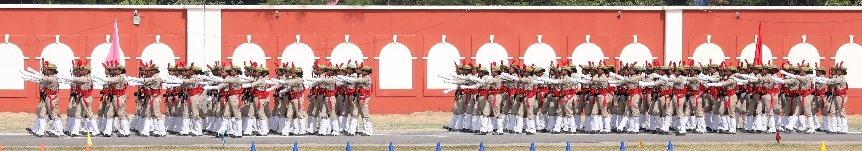 रविवार को पुलिस लाइन में आयोजित दीक्षांत समारोह में सिपाही बनी बेटियों ने पासिंग आउट परेड में स रविवार को पुलिस लाइन में आयोजित दीक्षांत समारोह में सिपाही बनी बेटियों ने पासिंग आउट परेड में स