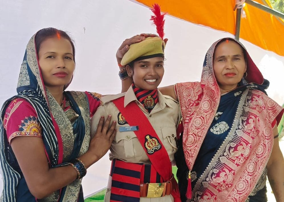 रविवार को पुलिस लाइन में आयोजित दीक्षांत समारोह में सिपाही बनी बेटियों ने पासिंग आउट परेड में स रविवार को पुलिस लाइन में आयोजित दीक्षांत समारोह में सिपाही बनी बेटियों ने पासिंग आउट परेड में स