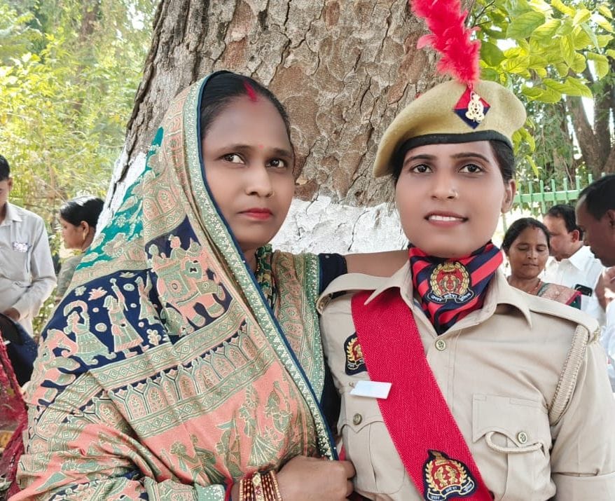 रविवार को पुलिस लाइन में आयोजित दीक्षांत समारोह में सिपाही बनी बेटियों ने पासिंग आउट परेड में स रविवार को पुलिस लाइन में आयोजित दीक्षांत समारोह में सिपाही बनी बेटियों ने पासिंग आउट परेड में स