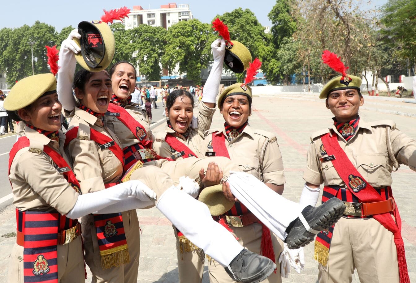रविवार को पुलिस लाइन में आयोजित दीक्षांत समारोह में सिपाही बनी बेटियों ने पासिंग आउट परेड में स रविवार को पुलिस लाइन में आयोजित दीक्षांत समारोह में सिपाही बनी बेटियों ने पासिंग आउट परेड में स