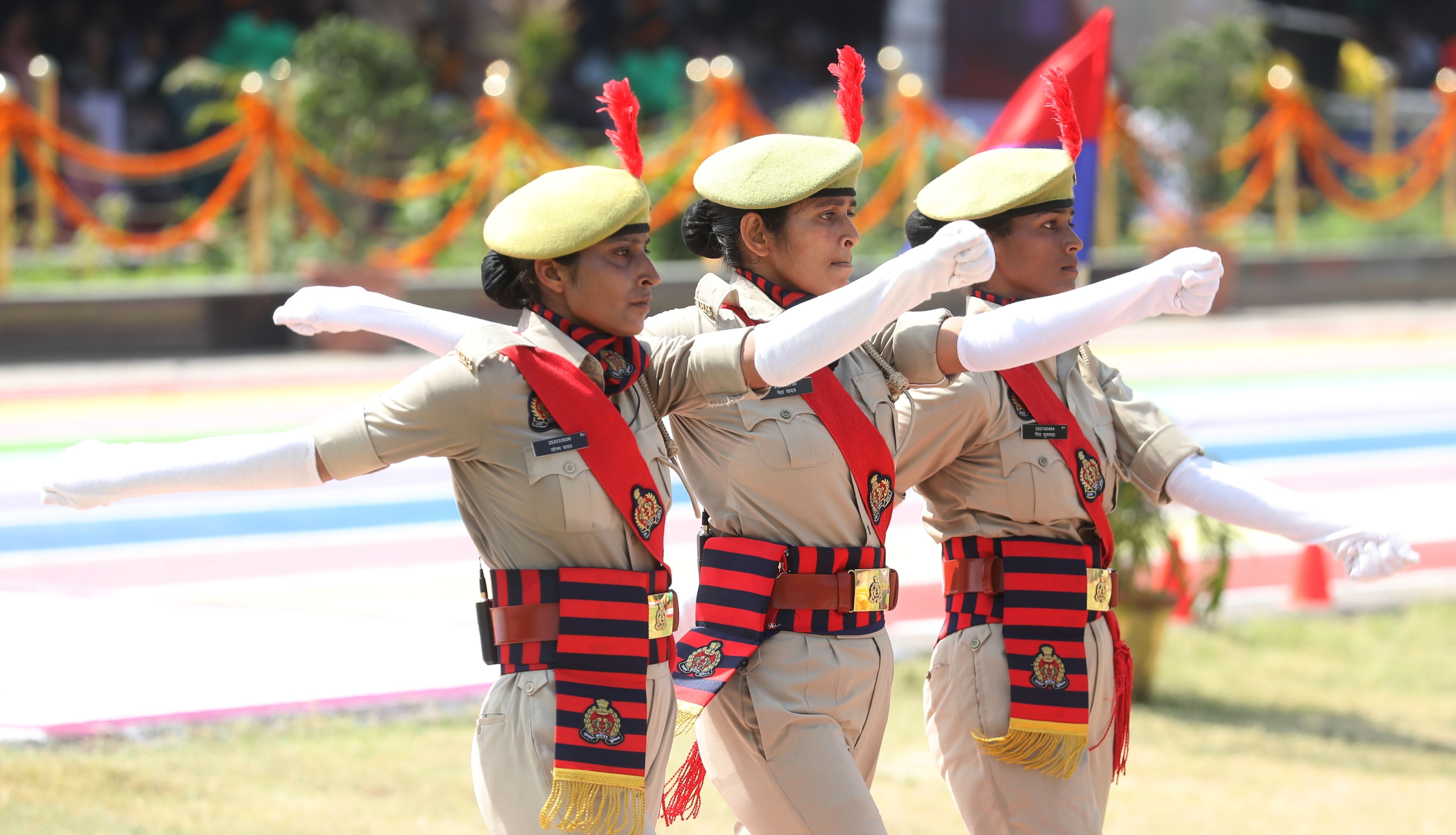 रविवार को पुलिस लाइन में आयोजित दीक्षांत समारोह में सिपाही बनी बेटियों ने पासिंग आउट परेड में स रविवार को पुलिस लाइन में आयोजित दीक्षांत समारोह में सिपाही बनी बेटियों ने पासिंग आउट परेड में स