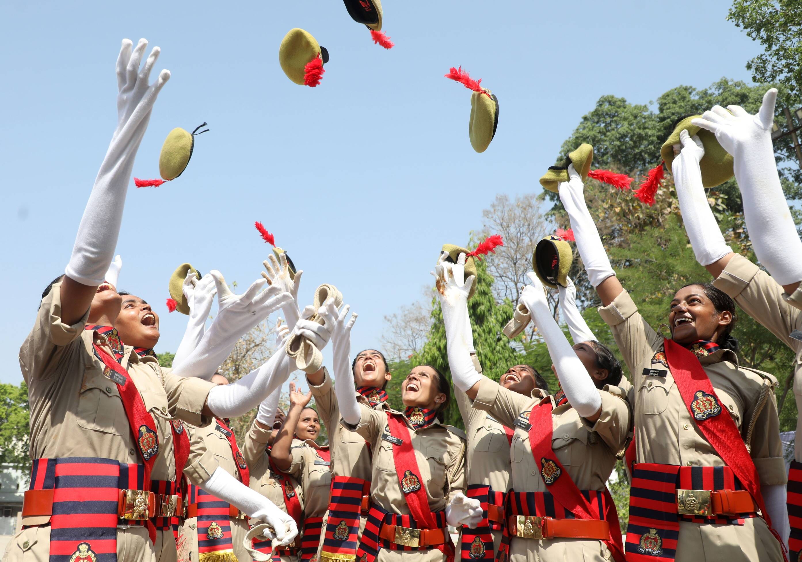 रविवार को पुलिस लाइन में आयोजित दीक्षांत समारोह में सिपाही बनी बेटियों ने पासिंग आउट परेड में स रविवार को पुलिस लाइन में आयोजित दीक्षांत समारोह में सिपाही बनी बेटियों ने पासिंग आउट परेड में स