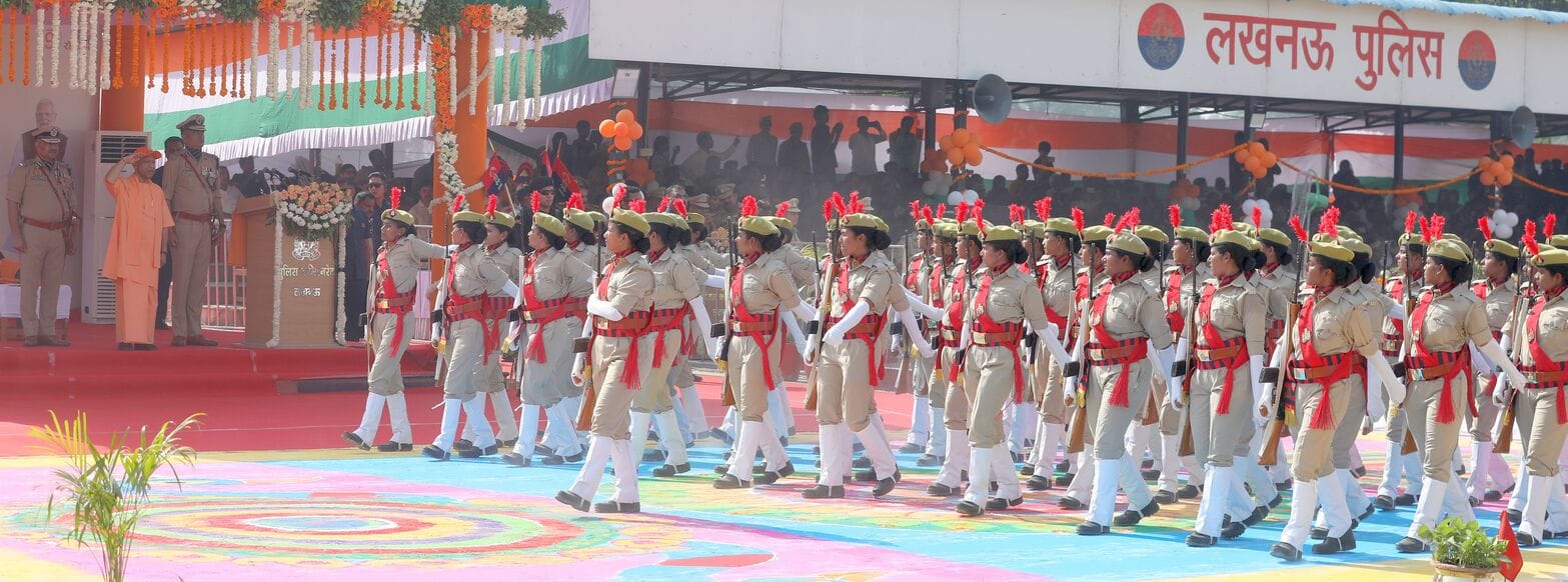 रविवार को पुलिस लाइन में आयोजित दीक्षांत समारोह में सिपाही बनी बेटियों ने पासिंग आउट परेड में स रविवार को पुलिस लाइन में आयोजित दीक्षांत समारोह में सिपाही बनी बेटियों ने पासिंग आउट परेड में स