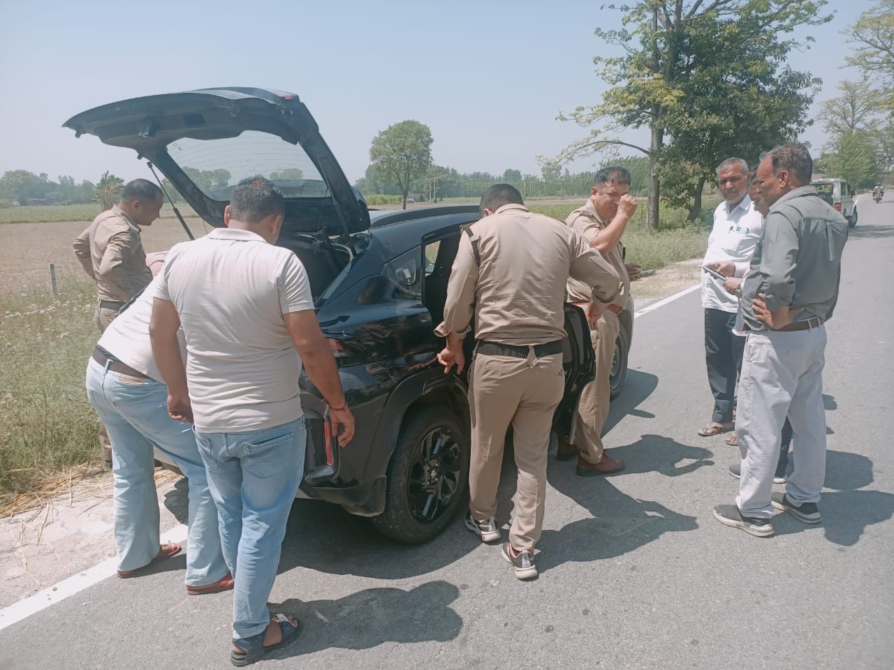 सुल्तानपुर में बाइक सवार बदमाशों के फायरिंग करने के बाद घटनास्थल पर खड़ी कार। स्रोत स्वयं सुल्तानपुर में बाइक सवार बदमाशों के फायरिंग करने के बाद घटनास्थल पर खड़ी कार। स्रोत स्वयं