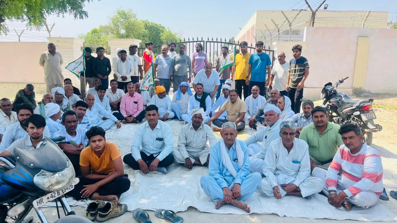 सोनीपत में गन्नौर के गांव राजलुगढ़ी में बिजली के खंभे से उठ रही आग की लपटें। संवाद