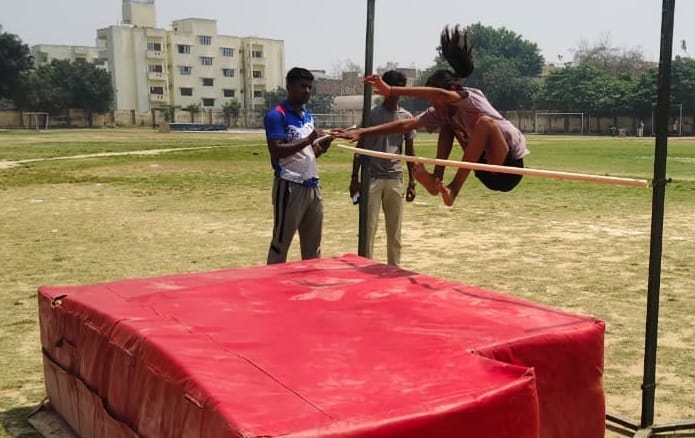 स्टेडियम में आयोजित ओलंपिक कार्निवाल में प्रतिभाग करते खिलाड़ी। संवाद