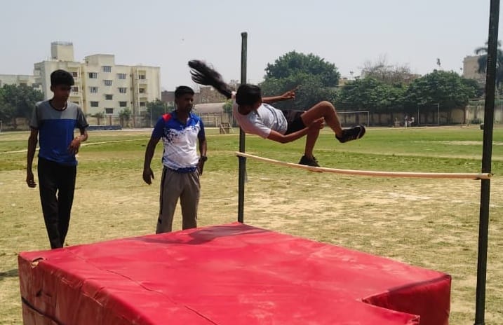 स्टेडियम में आयोजित ओलंपिक कार्निवाल में प्रतिभाग करते खिलाड़ी। संवाद