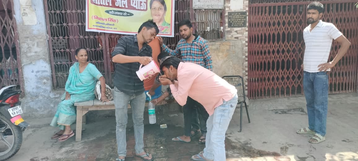 तेज गर्मी में जीटी रोड पर पानी पीकर  प्यास भुझाता युवक। संवाद