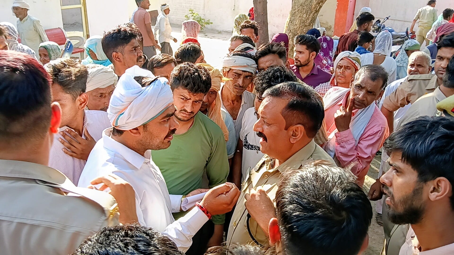 दुर्घटना में मरे हस्तिनापुर निवासी सुमित के शव को थाने में रखकर हंगामा करते परिजन। (मवाना) दुर्घटना में मरे हस्तिनापुर निवासी सुमित के शव को थाने में रखकर हंगामा करते परिजन। (मवाना)