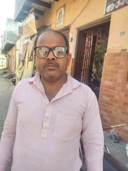 वार्ड चार की गंदगी से अटी नाली । वार्ड निवासी रमेश कुमार