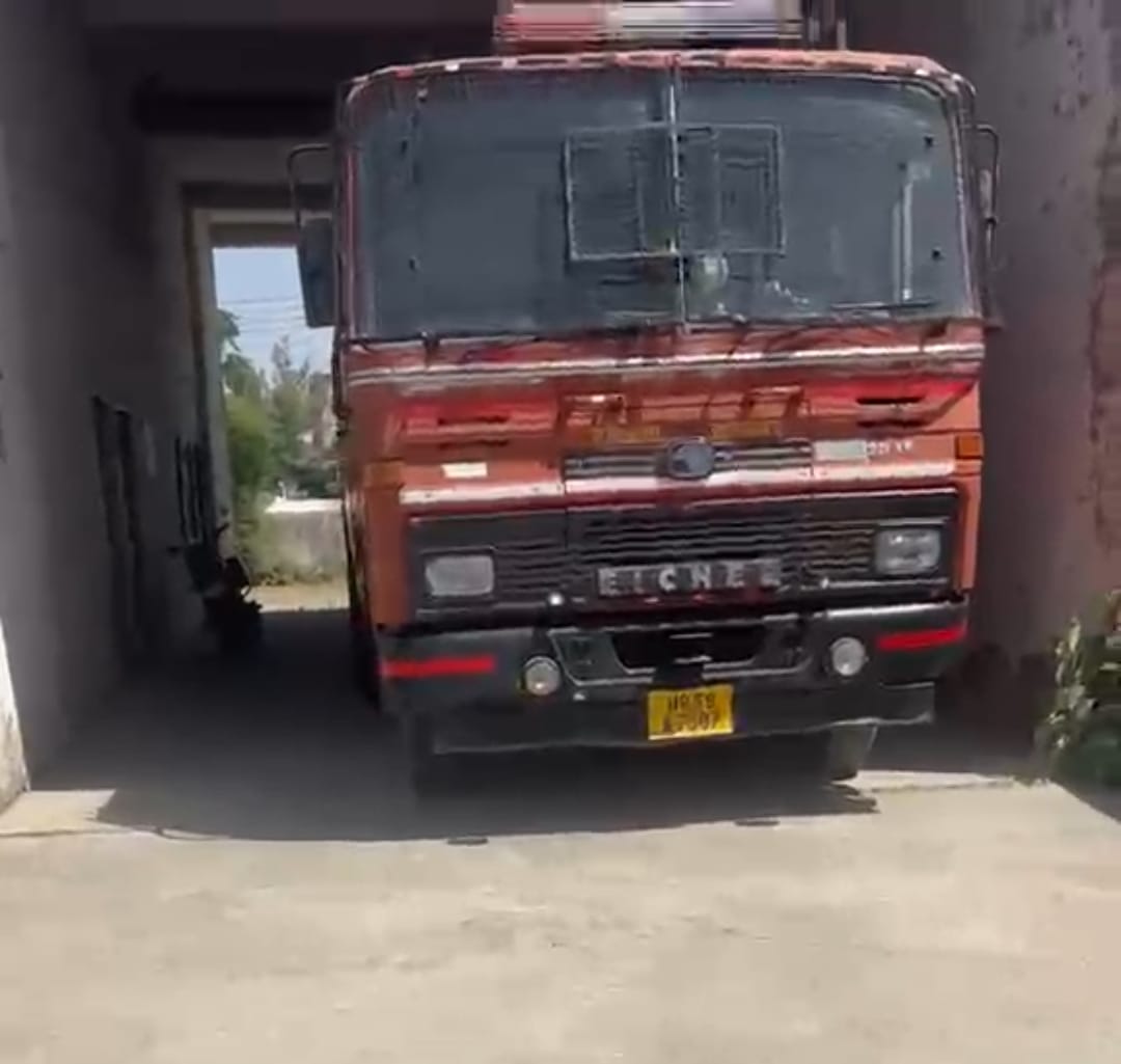 व्यासपुर के दमकल केंद्र के दरवाजों पर लगे ताले। वायरल वीडियो