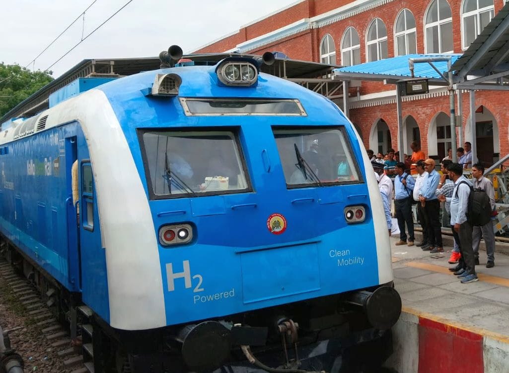 28जेएनडी19-हाइड्रोजन प्लांट का निरीक्षण करते सीसीआरएस जनक कुमार गर्ग। संवाद
