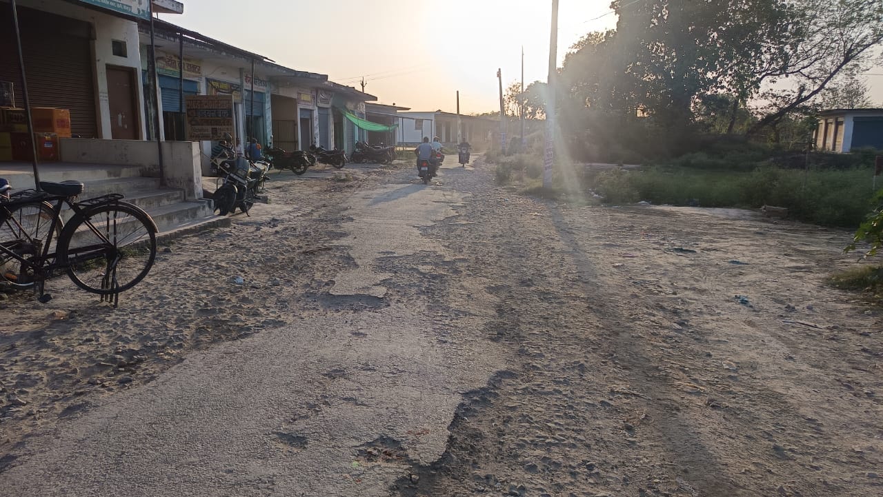 अलीगंज से कलीचाबाद के बीच टूटी सड़क। संवाद