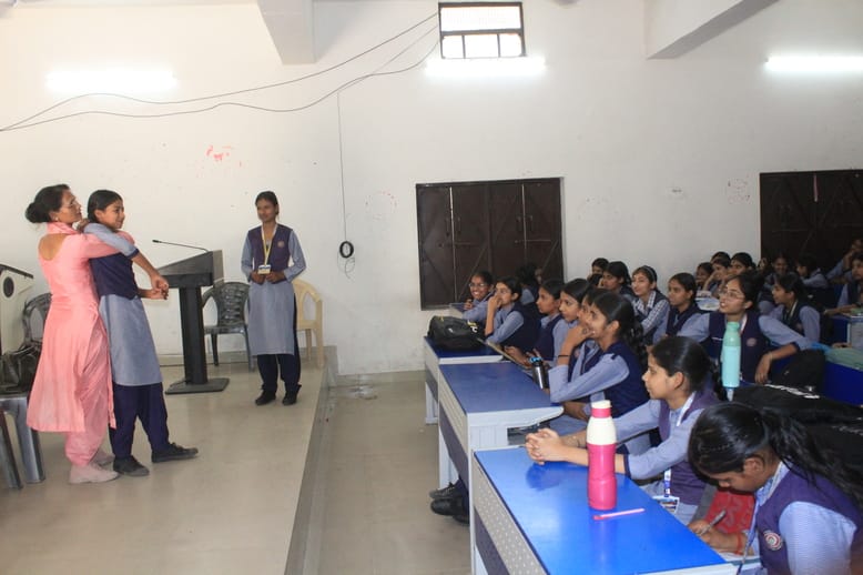 अमर उजाला फाउडेंशन की ओर से आयोजित अपराजिता में छात्राओं को संबोधित करती अनीता। संवाद