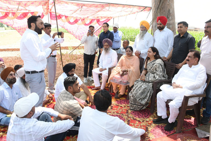 बाबैन। गांव ईशरगढ़ में धरनास्थल पर जाकर ग्रामीणों को शहर का कचरा न गिराने का आश्वासन देती सुमन 